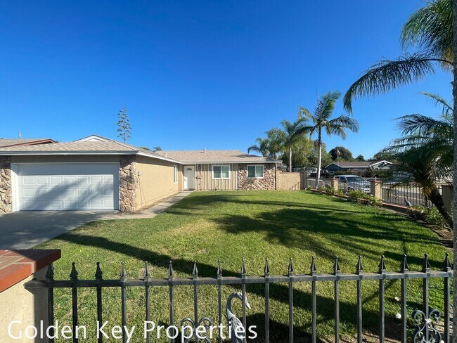 Foto del edificio - Nicely renovated corner property with a pool!