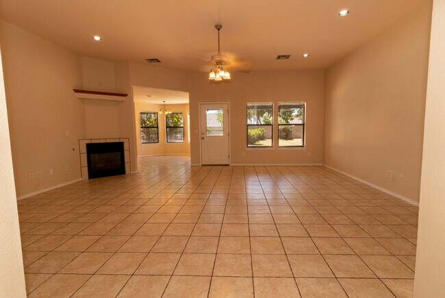Building Photo - 2132 Tierra De Suenos