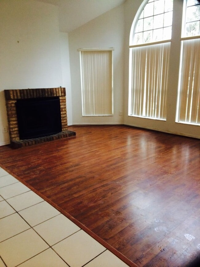 Building Photo - Lovely 2 Bedroom / 2 Bathroom - 1st Floor ...