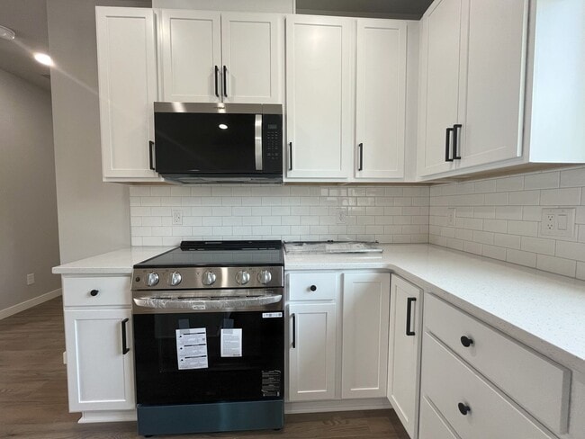 Foto del edificio - Sleek & Spacious: 2-Bed, 2-Bath with Doubl...