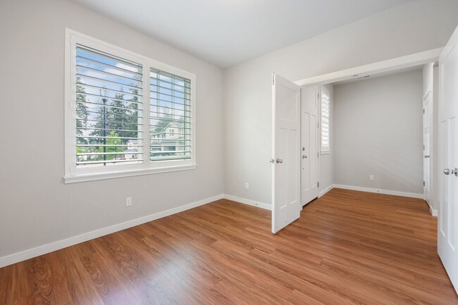 Building Photo - Community beach access! 4 bedrooms 2.5 baths.