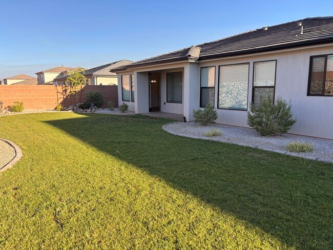 Foto del edificio - 3 bed plus office / 2.5 bath / 3 car Singl...