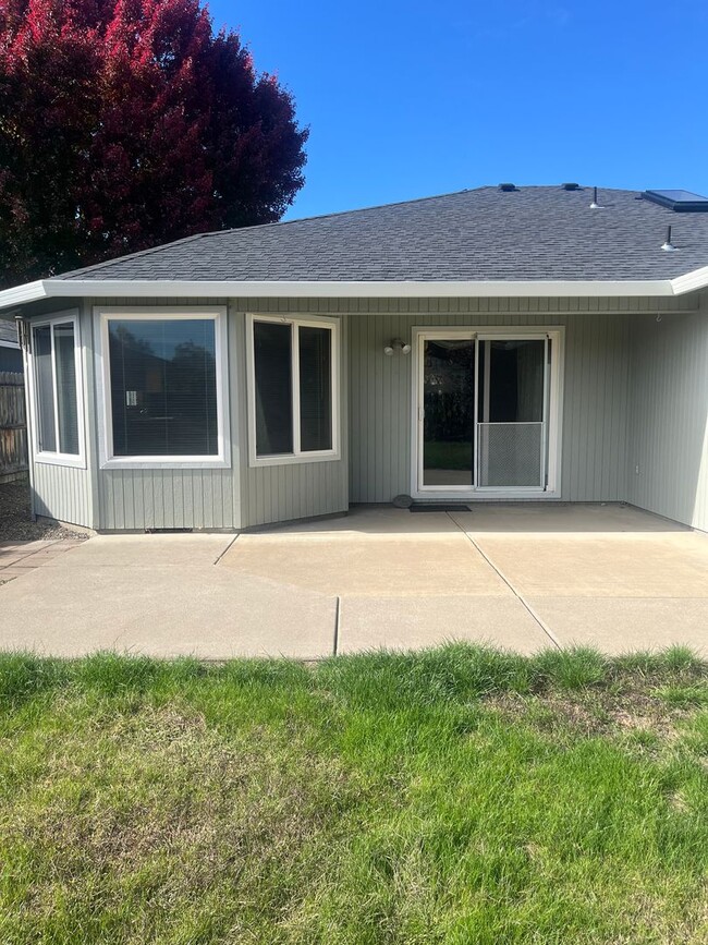 Building Photo - 3 Bedroom 2 Bath House