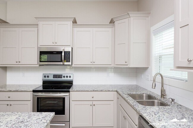 Building Photo - SHORT-TERM LEASE 4 Bedroom 4.5 Bathroom New Home!! Now offering 1st months rent paid. Avail now t...