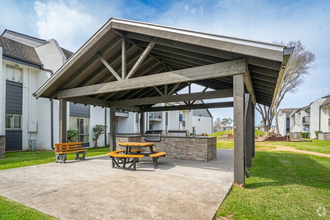 Parrilla - Woods of Spring Grove Apartments