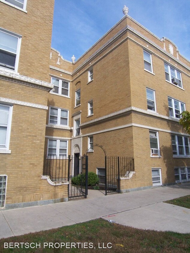Primary Photo - 2004-2010 W Leland Ave