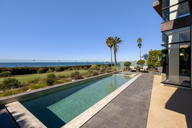 Foto del edificio - Luxury Coastal Escape w/ Resort-Style Amenities & Stunning Views
