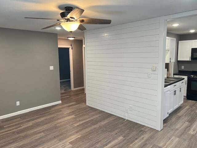 Living room to Bedrooms/Bathroom - 5410 N Ronald Rd