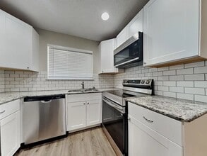 Building Photo - 605 Red Coat Ln