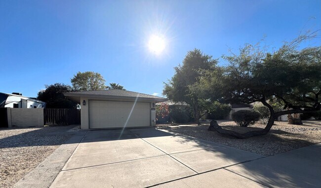 Building Photo - 3 BEDROOM HOME WITH POOL