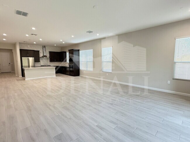 Building Photo - 6010 E Quail Ave