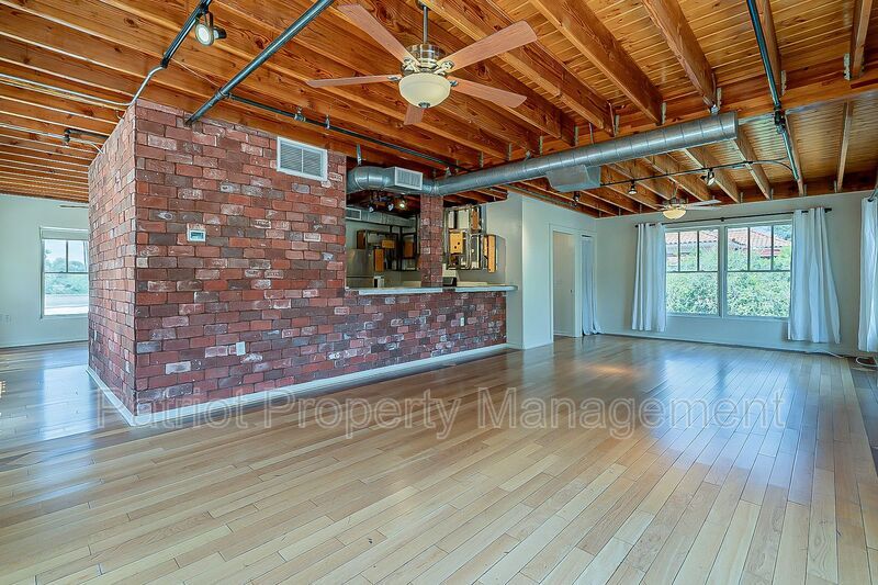 Primary Photo - 304 W Roosevelt St