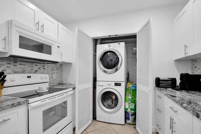 Kitchen / Laundry - 850 Benevento Ave