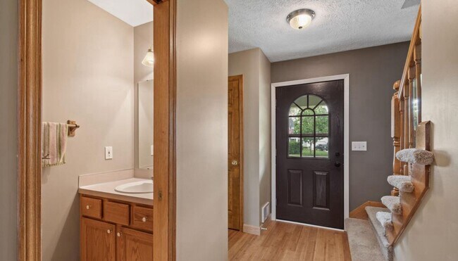 Foto del edificio - 1746 Andover Ln SE - East Grand Rapids Sch...