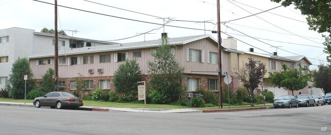 13 units building, - 13933 Moorpark St