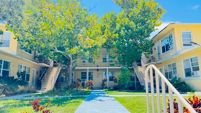 Foto del edificio - 637 N Oleander Ave