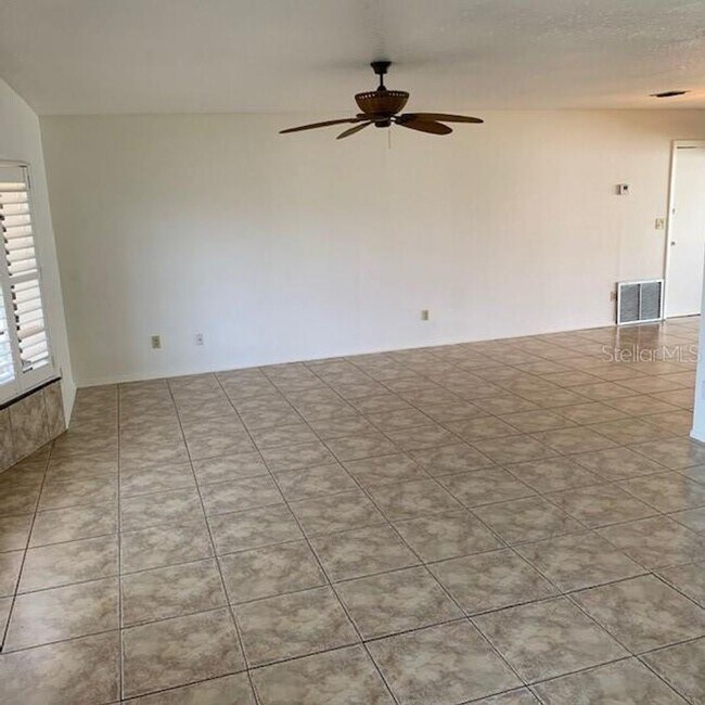 Building Photo - Located in the heart of Port Charlotte clo...