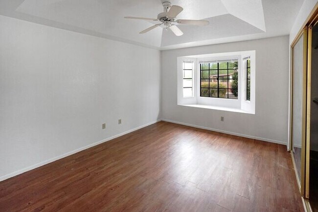 Foto del edificio - Stylish & Bright 3-Bed Oasis with Desert B...