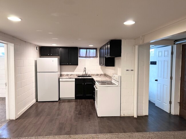 Kitchen - 212 7th Ave SE
