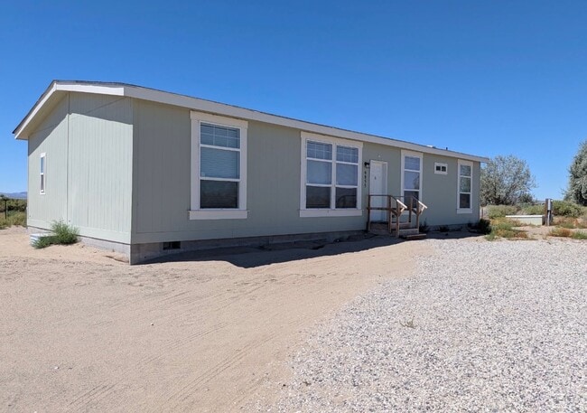 Building Photo - Newer 4 bedroom on Large Property