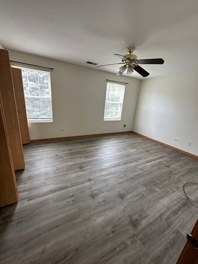 Foto del edificio - 2549 Oak Tree Ln