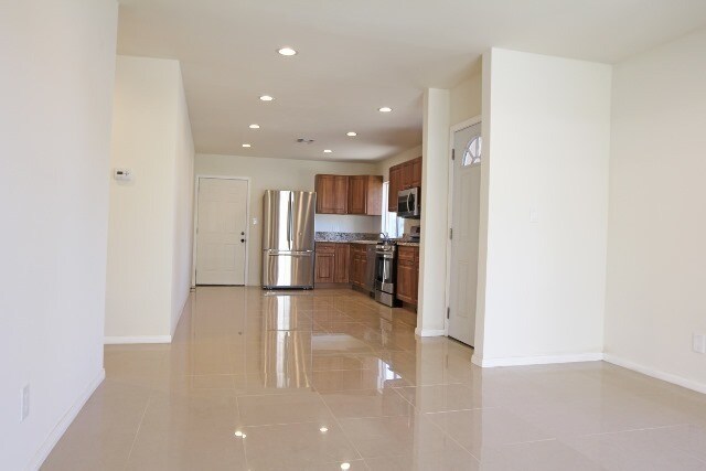Foto del edificio - Upgraded 4+2.5 in Reseda w/all appliances ...