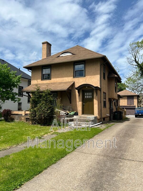 Building Photo - 413 W 9th St