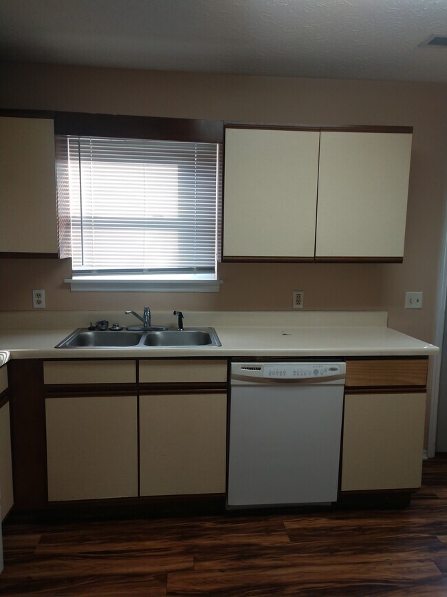 Foto del edificio - 1819 Summerhaven Ave