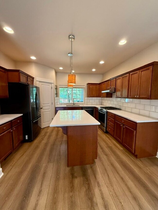 Foto del edificio - Spacious 2,232 Sq. Ft. 4 Bed, 3.5 Bath Home with Central A/C!