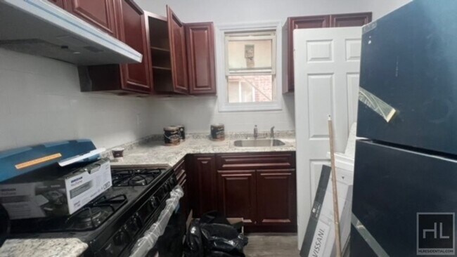 Foto del edificio - NEWLY RENOVATED  SUNNY LARGE 4 BEDROOMS  A...