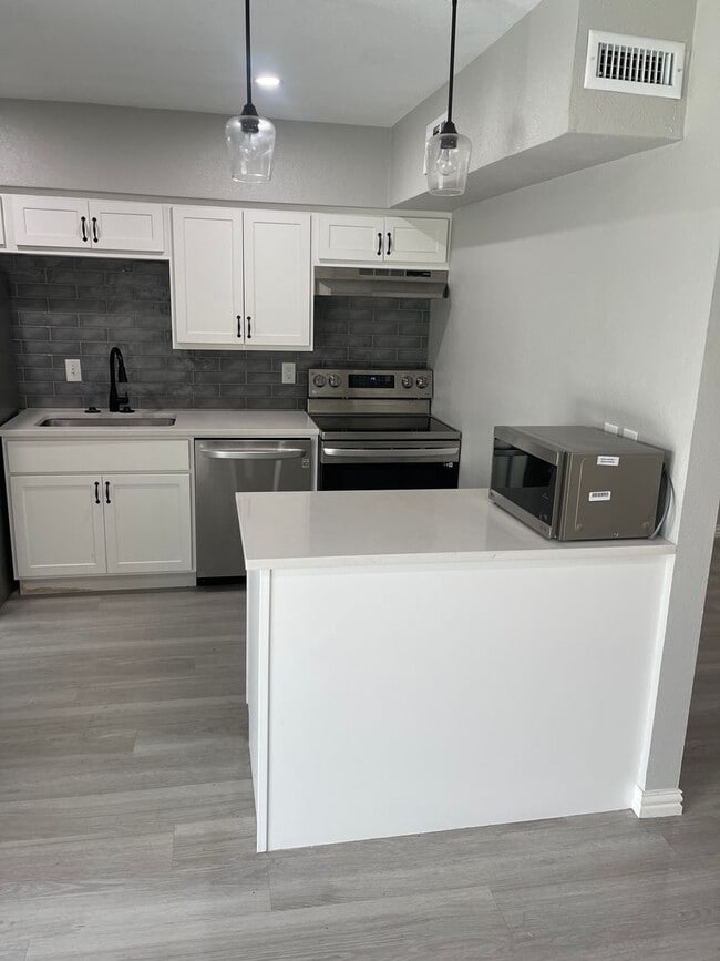 Building Photo - 4652 Matilda St