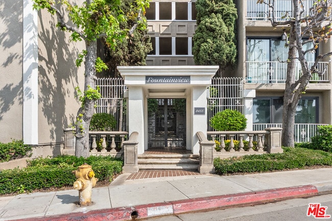 Foto del edificio - 8455 Fountain Ave