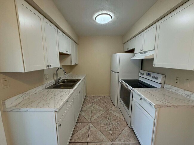 Building Photo - 605/607 SE 13th Ter