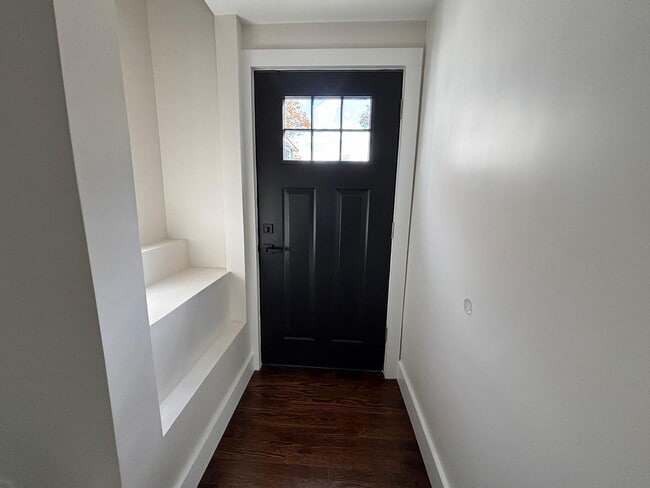 Building Photo - 2 Scofield Pl