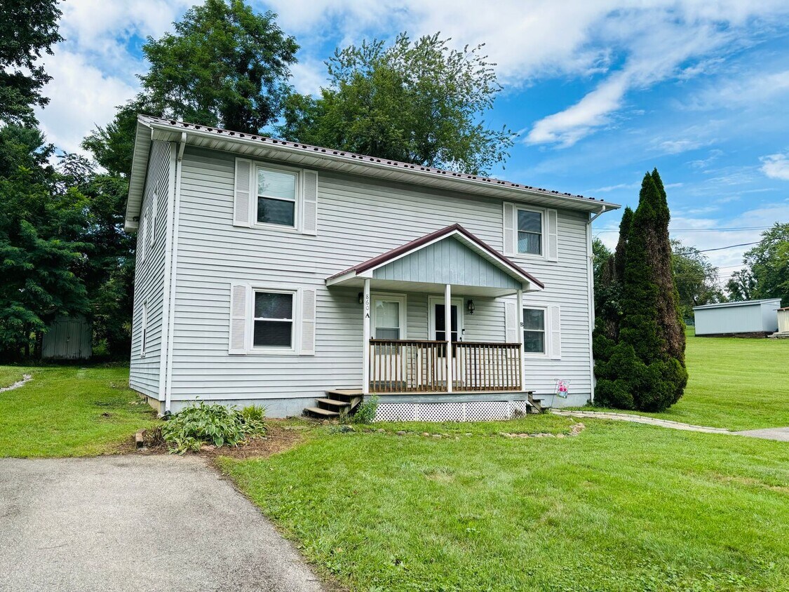 Foto principal - 2 Bedroom 1.5 bath Duplex