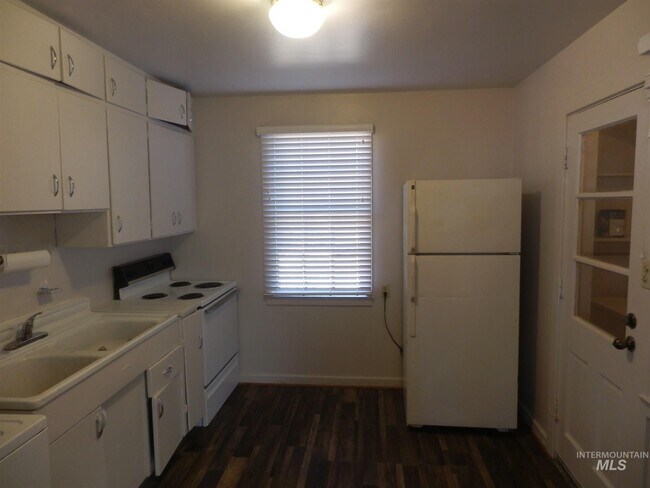 Building Photo - 3893 Pershing Dr