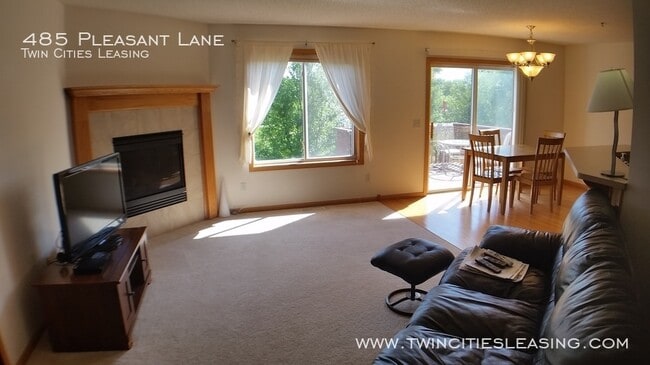 Building Photo - 3 Bedrooms on Top Floor with Private Maste...