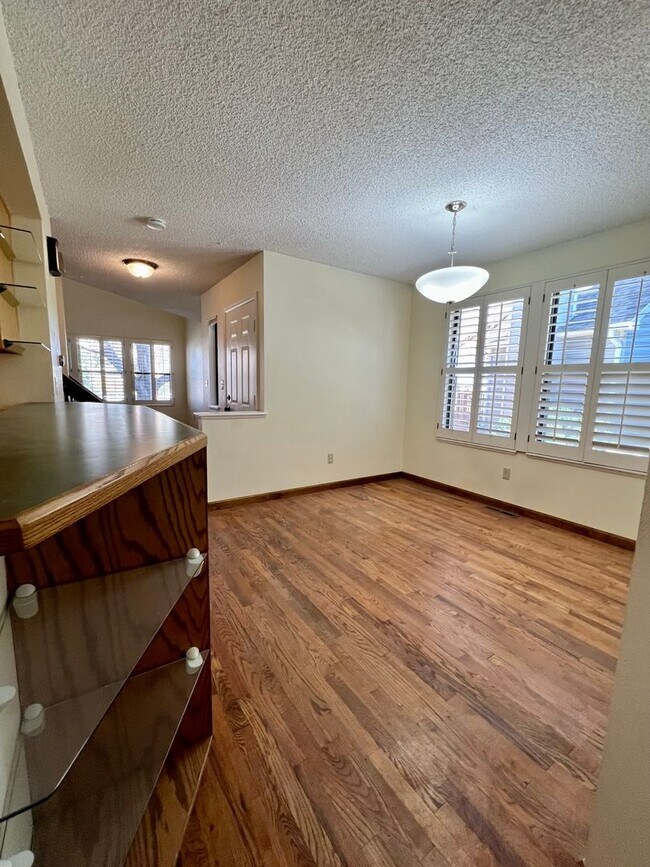 Foto del edificio - Duplex Townhome Available Mid March