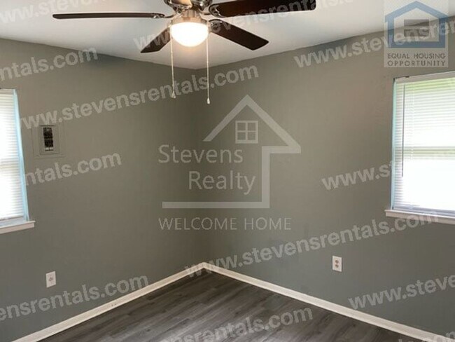 Foto del edificio - 426 NW Greenmeadow Dr