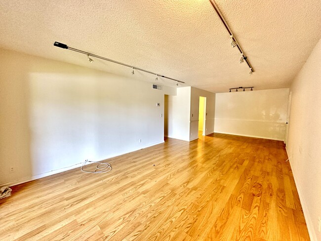 Building Photo - 9815 Pineapple Tree Dr