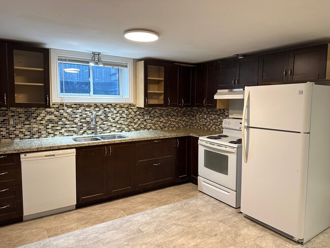 Building Photo - Spacious 2-Bedroom Legal Apartment for Ren...