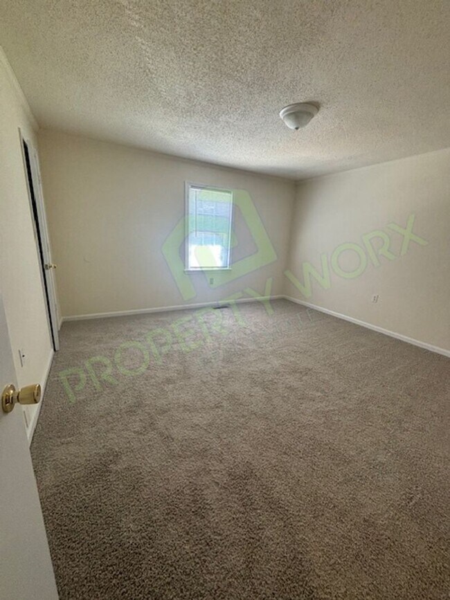 Building Photo - 2 Bedroom, 1.5 Bath Town Home in Sharpsbur...