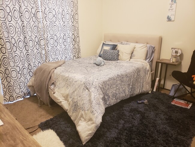 Bedroom - 802 E Lester St