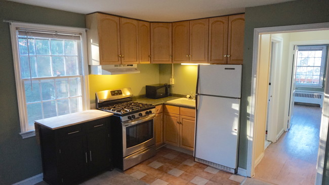 Full Kitchen - 1048 N Danville St