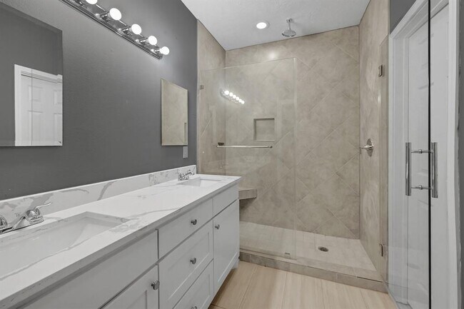 Foto del edificio - 9331 Kentshire Dr