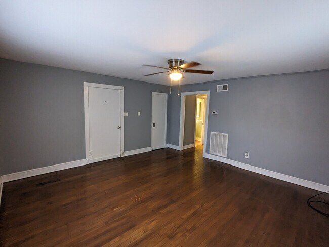 Building Photo - 706 Henry St