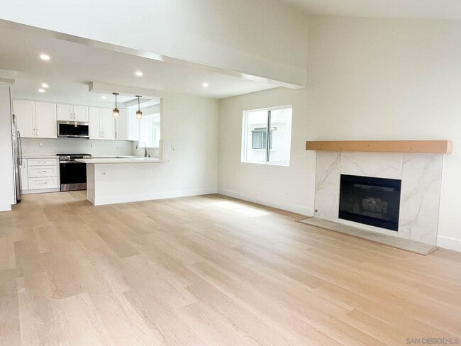 Building Photo - 1093 N Vulcan Ave
