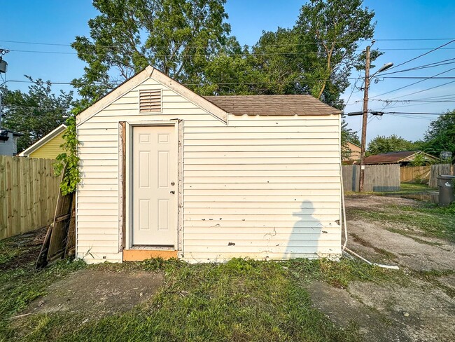 Building Photo - 2045 N Parker