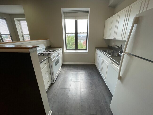 Building Photo - 708 N Hoyne Ave