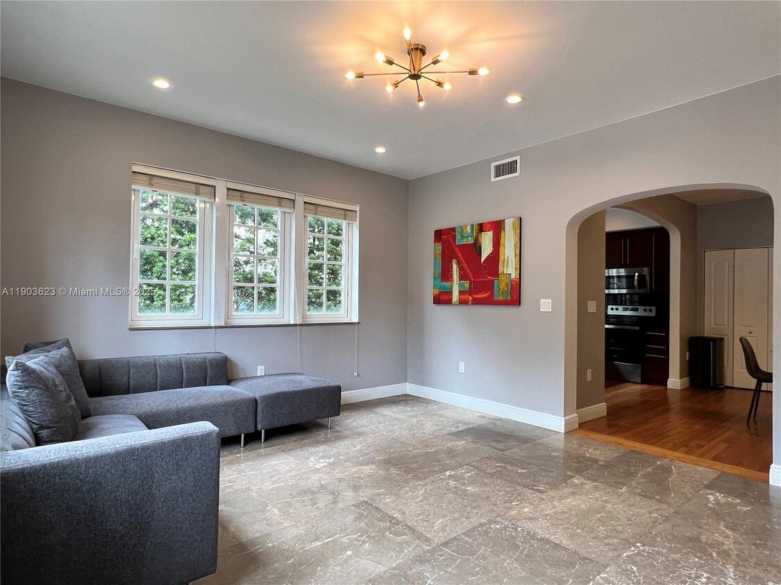 Foto principal - 215 Phoenetia Ave